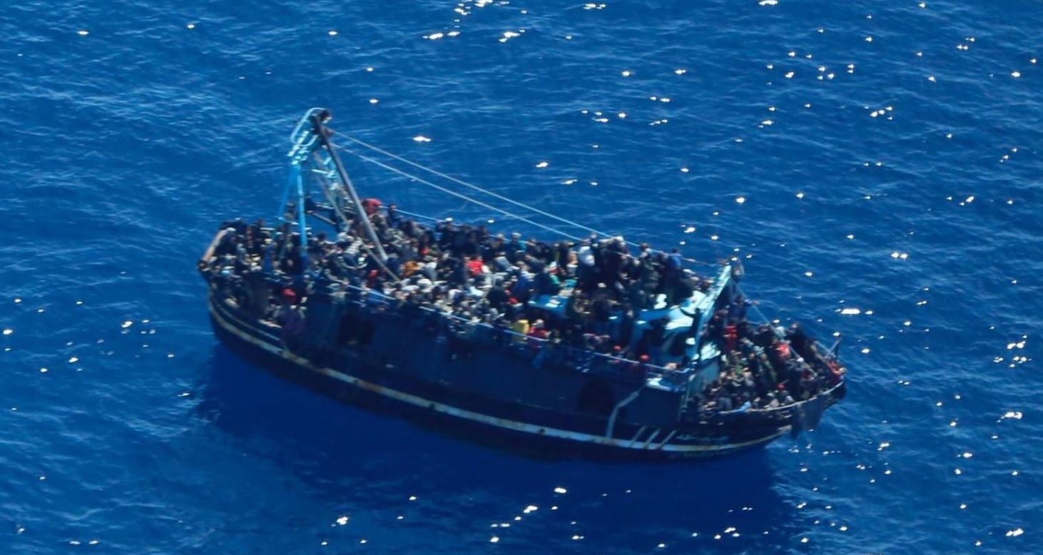 ギリシャとマルタの間の海を渡る400人乗りの船 写真1