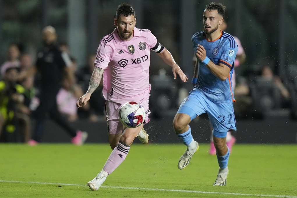 Messi khoe Quả bóng vàng trong ngày Inter Miami thua trận - 3