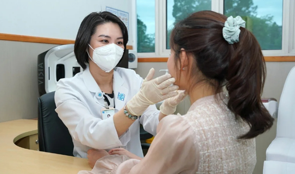 A woman suffered from swollen eyes due to using instant skin whitening cream on the internet photo 1