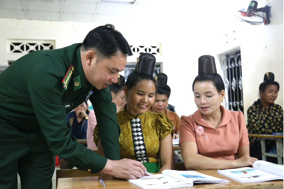 Un enseignant en uniforme vert assure sans relâche des « cours d'éducation populaire » depuis 21 ans - 2