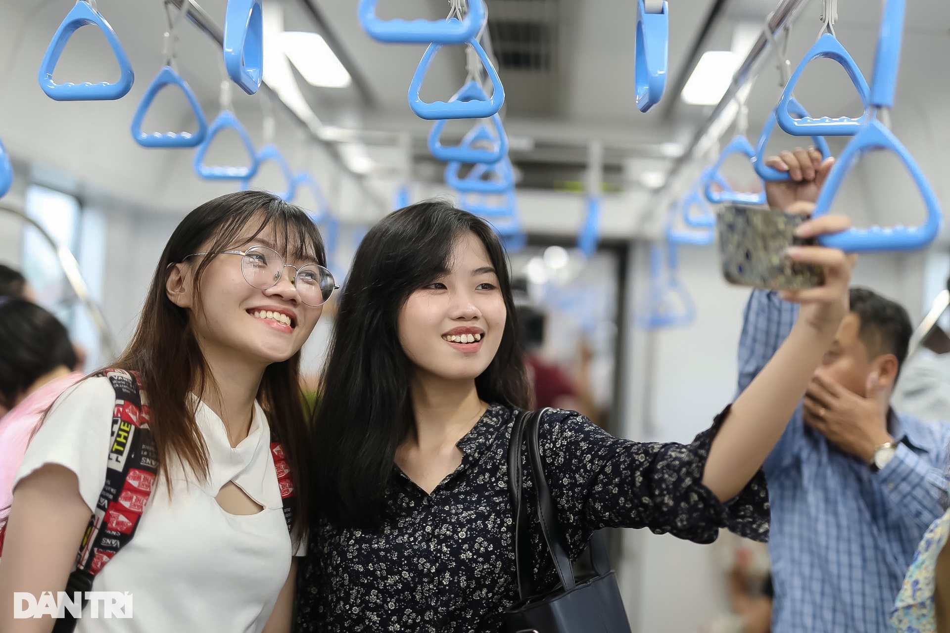 Giới trẻ TPHCM đổ xô đi trải nghiệm tuyến metro số 1 trước ngày vận hành - 14