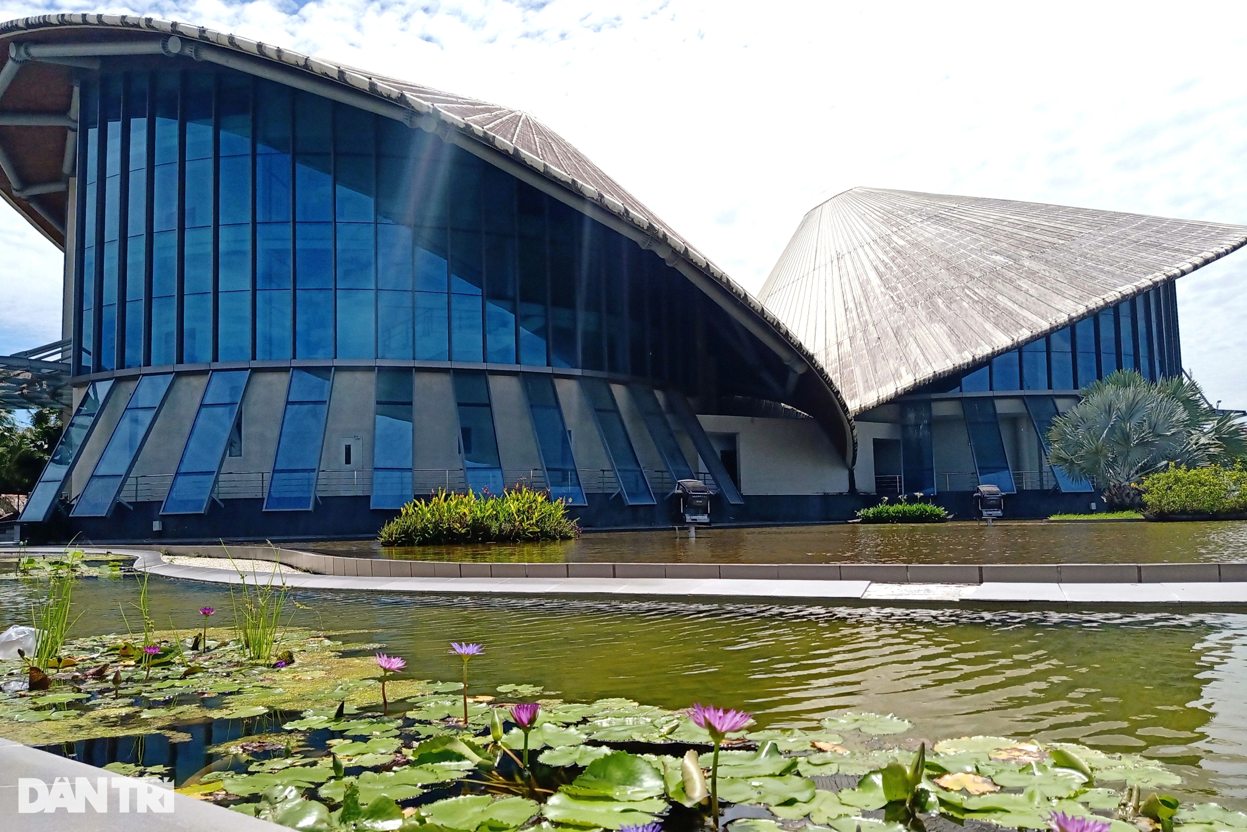 Vietnam's record-breaking "3 conical hats" theater is a typical tourist destination.