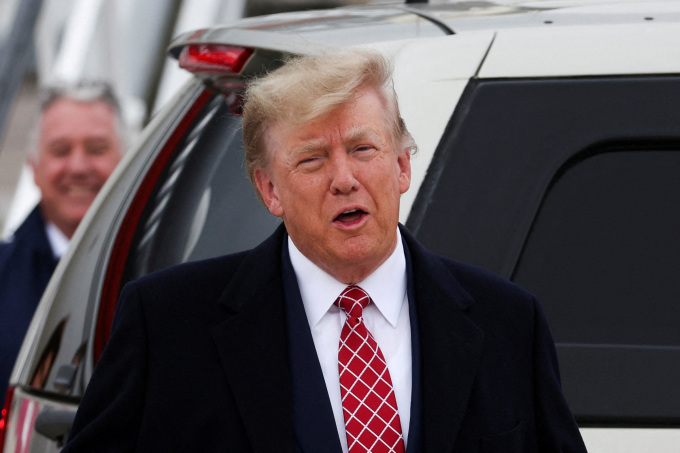 Cựu tổng thống Mỹ Donald Trump tại sân bay Aberdeen, Scotland, ngày 1/5. Ảnh: Reuters