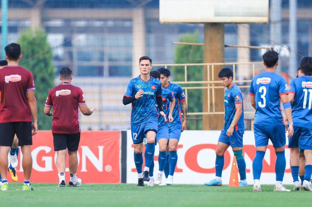 On the Vietnamese team side, coach Troussier still prioritizes training around ball control, receiving and passing.