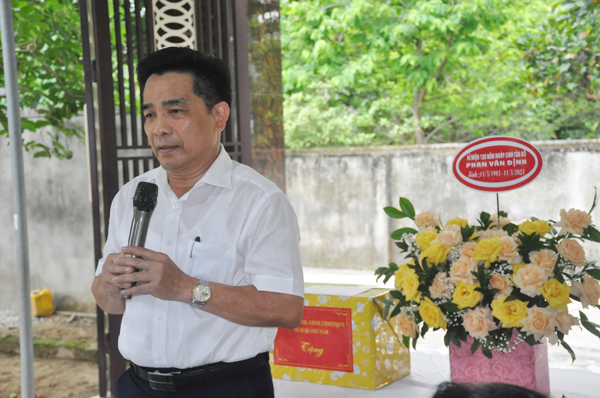 Standing Deputy Secretary of the Provincial Party Committee Le Van Dung expressed his gratitude for the merits and contributions of comrade Phan Van Dinh to the revolutionary movement of Quang Nam at that time. Photo: N.D