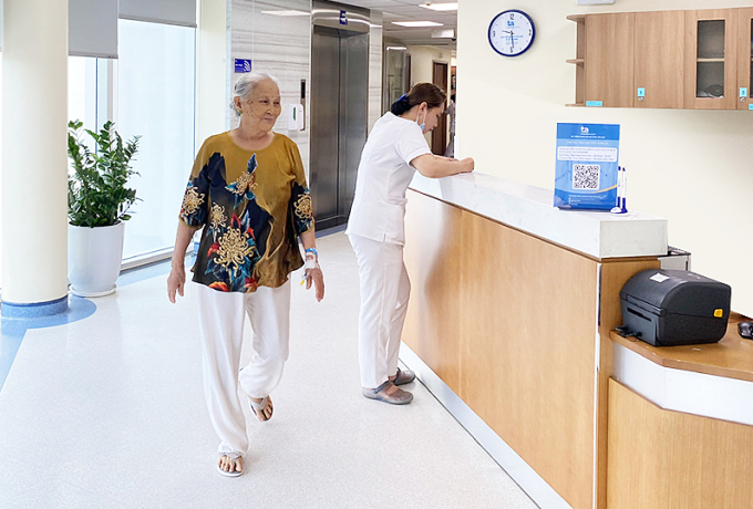 The patient walks around, preparing to be discharged on the first day after surgery. Photo: Tam Anh General Hospital