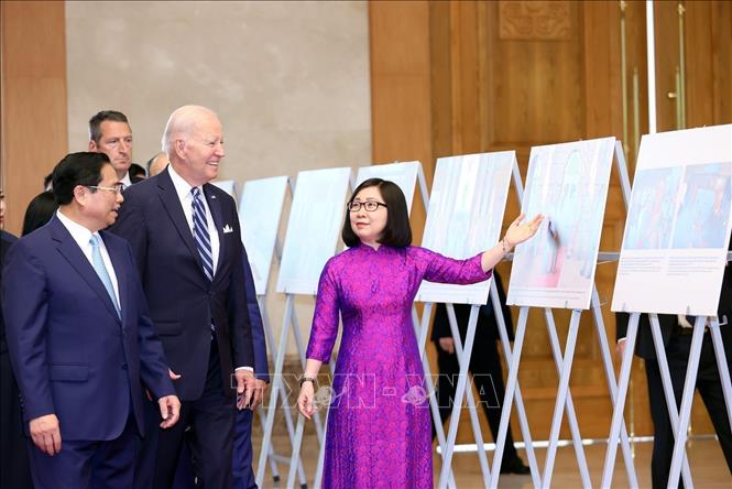 Thủ tướng Phạm Minh Chính và Tổng thống Hoa Kỳ Joe Biden tham quan trưng bày ảnh của TTXVN