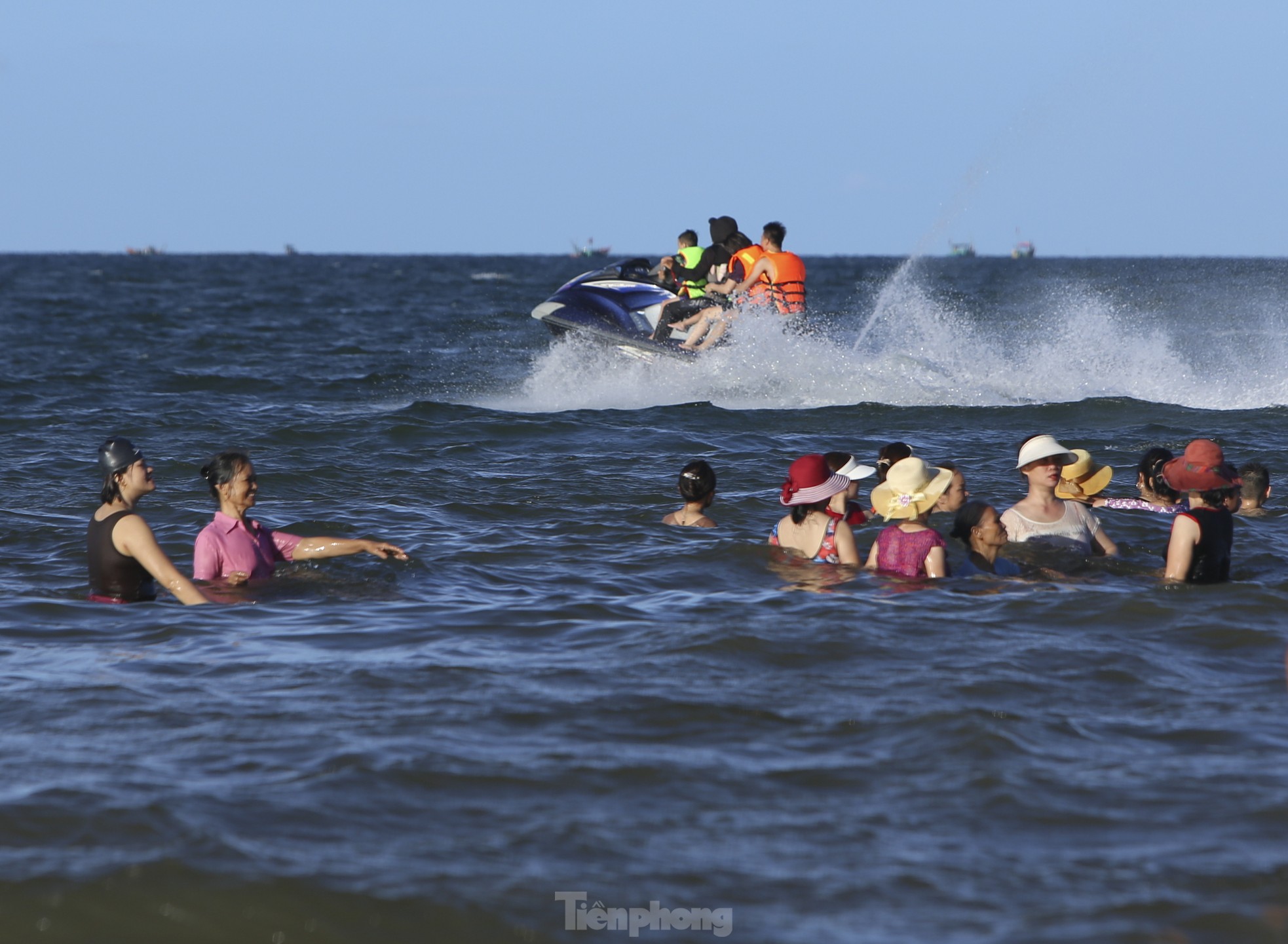 Hot weather, tourists flock to Ha Tinh beach to 'cool off' photo 13