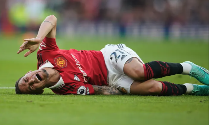 Antony semblait souffrir après la collision qui lui a laissé une blessure à la cheville. Photo : AP