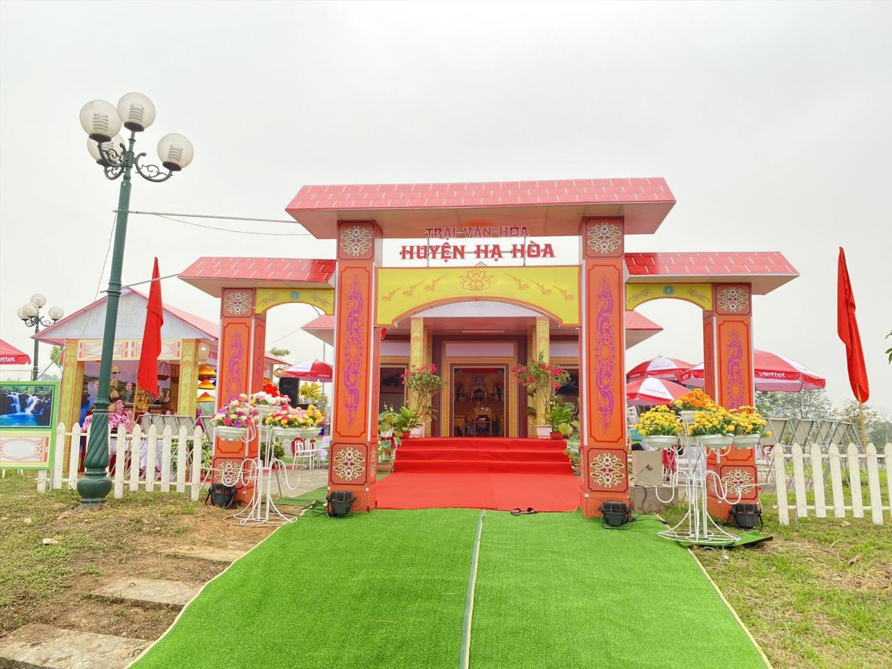 Le camp culturel présente une architecture imitant la maison à huit toits de la lagune d'Ao Chau. Ce projet est situé dans le plus beau site pittoresque du district de Ha Hoa.