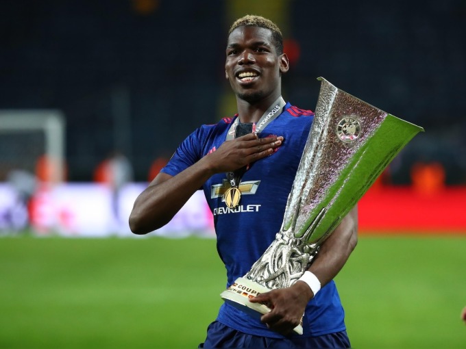 Pogba mừng cup Europa League với Man Utd năm 2017. Anh hài lòng vì những thành công đạt được khi trở lại với Quỷ Đỏ sau một thời gian sang Juventus để trưởng thành. Ảnh: Reuters