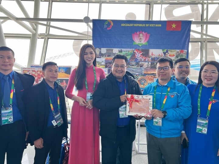 En la exposición “Vietnam – País y Gente” que se lleva a cabo en el marco del Festival Mundial de la Juventud 2024, Do Thi Ha brilló una vez más con un tradicional ao dai rosa.