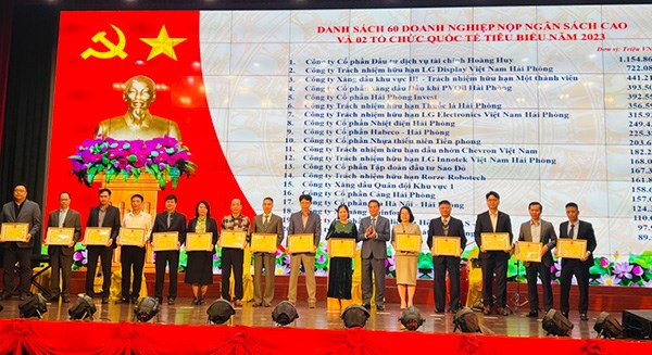 Hai Phong meets and honors typical enterprises in 2023