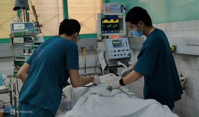 Les médecins examinent et surveillent en permanence la santé d’Anh Khoa. Photo : Mon Y