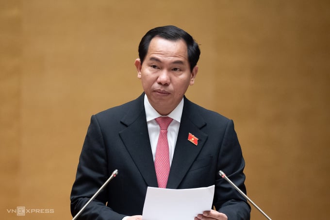 Le président de la Commission des finances et du budget, Le Quang Manh, a examiné le projet de résolution sur le pilotage d'un certain nombre de mécanismes et de politiques spécifiques pour le développement de Ho Chi Minh-Ville le matin du 26 mai. Photo : Pham Thang