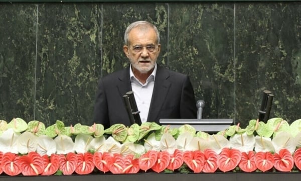 公式に「苦境の座」に就いたイランの新大統領は、自らの不可侵性を宣言し、制裁には屈しないと述べた。