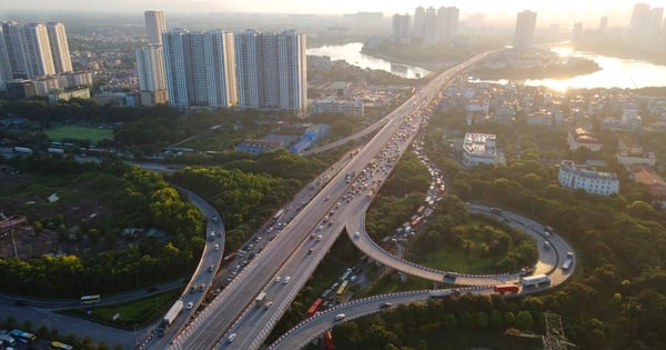 La puerta de entrada a Hanoi se llena de gente en la última tarde antes del feriado del 2 de septiembre