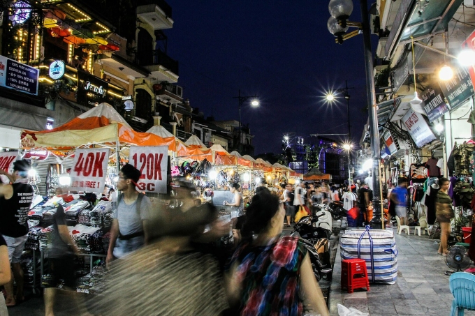 Marché nocturne du week-end dans le vieux quartier de Hanoi. Photo : T.H. Diviser