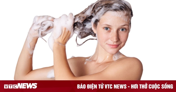 Faut-il se pencher en avant ou en arrière pour se laver les cheveux ?