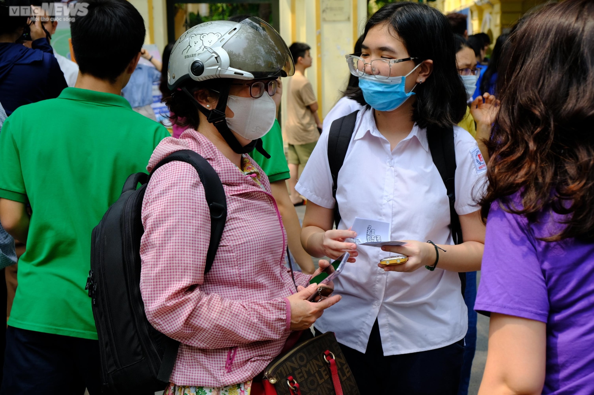 Los candidatos se cubrieron el rostro y lloraron en momentos emotivos en el examen de décimo grado en Hanoi - 10