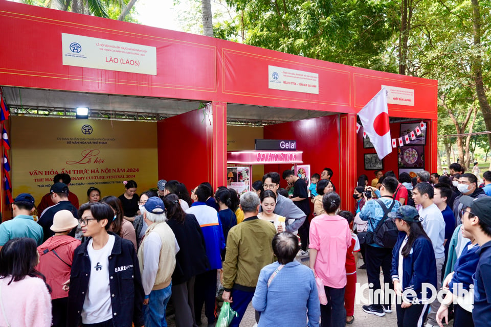 Hanoi Food Culture Festival 2024: Verkehrsstaus wegen Tausender Menschen, die zum Festival kommen - Foto 30