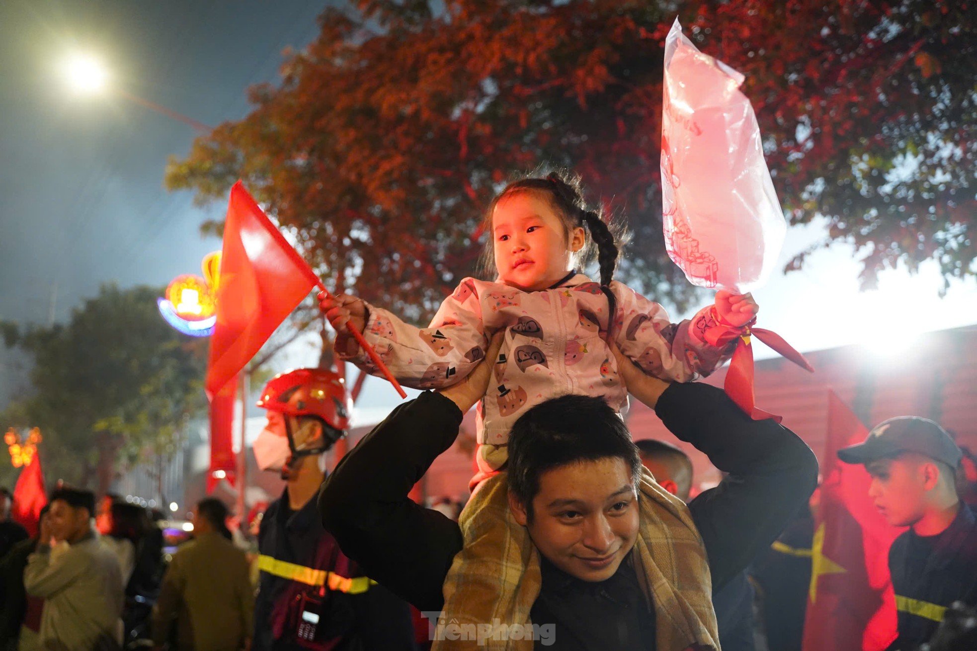 Viet Tri people stay up all night to celebrate Vietnam team entering the finals photo 4