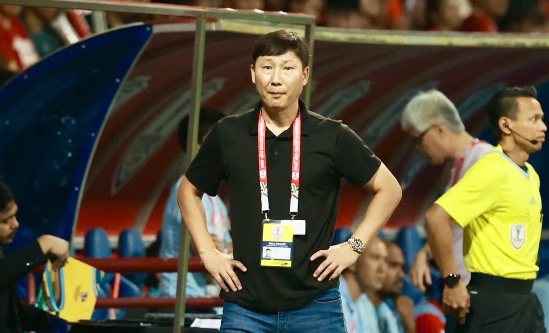 HLV Kim Sang-sik có nguy cơ bị ‘treo giò’ ở AFF Cup 2024- Ảnh 1.