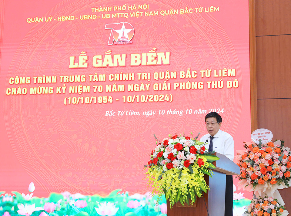 Vice Chairman of the City People's Committee Duong Duc Tuan spoke at the plaque-mounting ceremony.