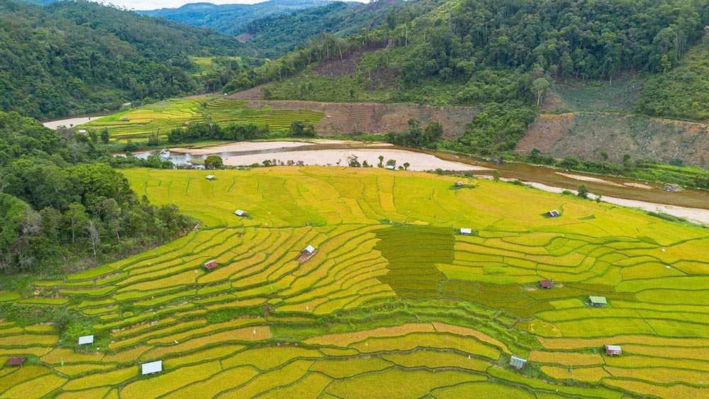 De loin, Kon Tu Rang est aussi beau qu'un tableau au milieu des montagnes et des forêts des hauts plateaux centraux. Photo : Le Ngoc Minh