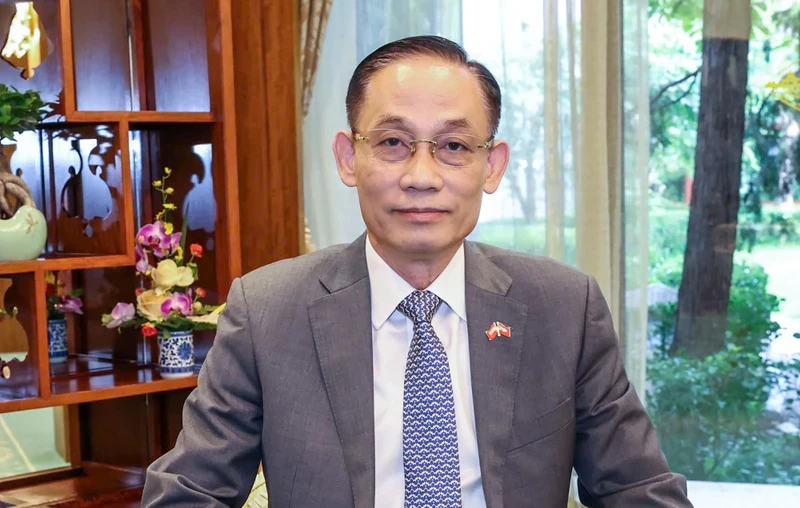 El jefe de la Comisión Central de Relaciones Exteriores, Le Hoai Trung, respondió a la prensa sobre la importancia y los resultados de la visita de Estado a Vietnam del Secretario General y Presidente de Laos, Thongloun Sisoulith.