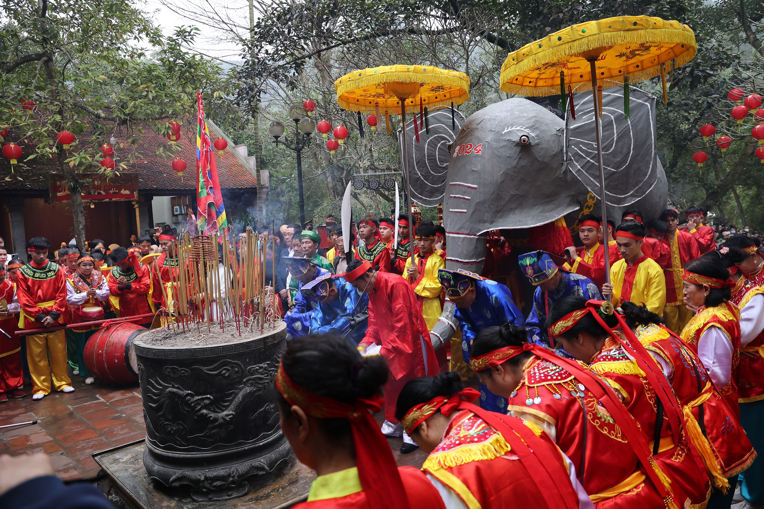 Rước kiệu 'nữ tướng' 11 tuổi tại hội Gióng- Ảnh 5.