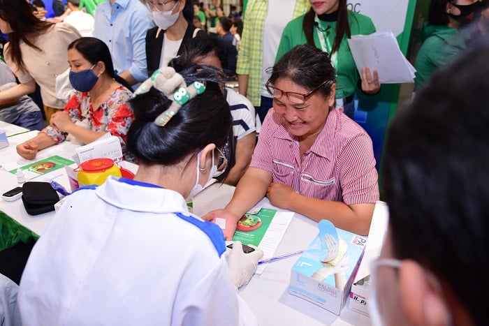 Auch in den an Ho-Chi-Minh-Stadt angrenzenden Provinzen haben sich viele Menschen für die Teilnahme an HP-Bakterientests angemeldet. Foto: Thuan Ngoc