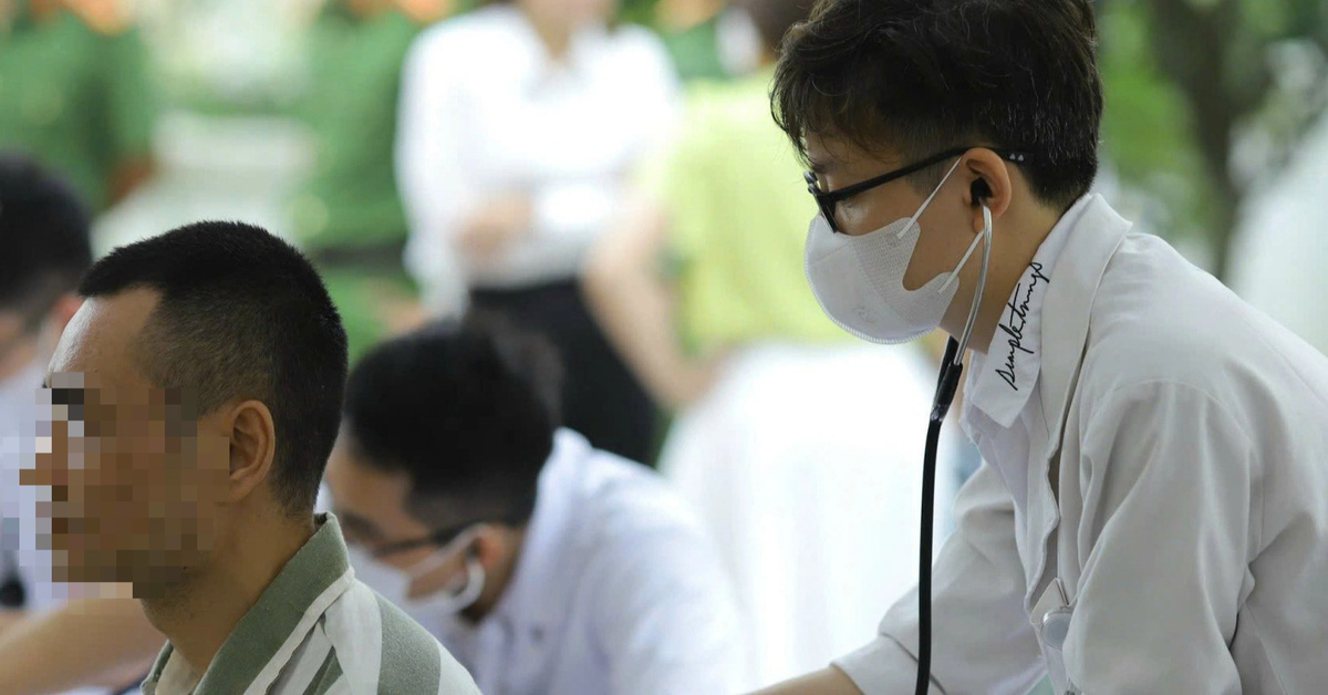 Gefangene im Thanh-Xuan-Gefängnis in Hanoi werden behandelt und gepflegt und sehen sich Aufführungen an.