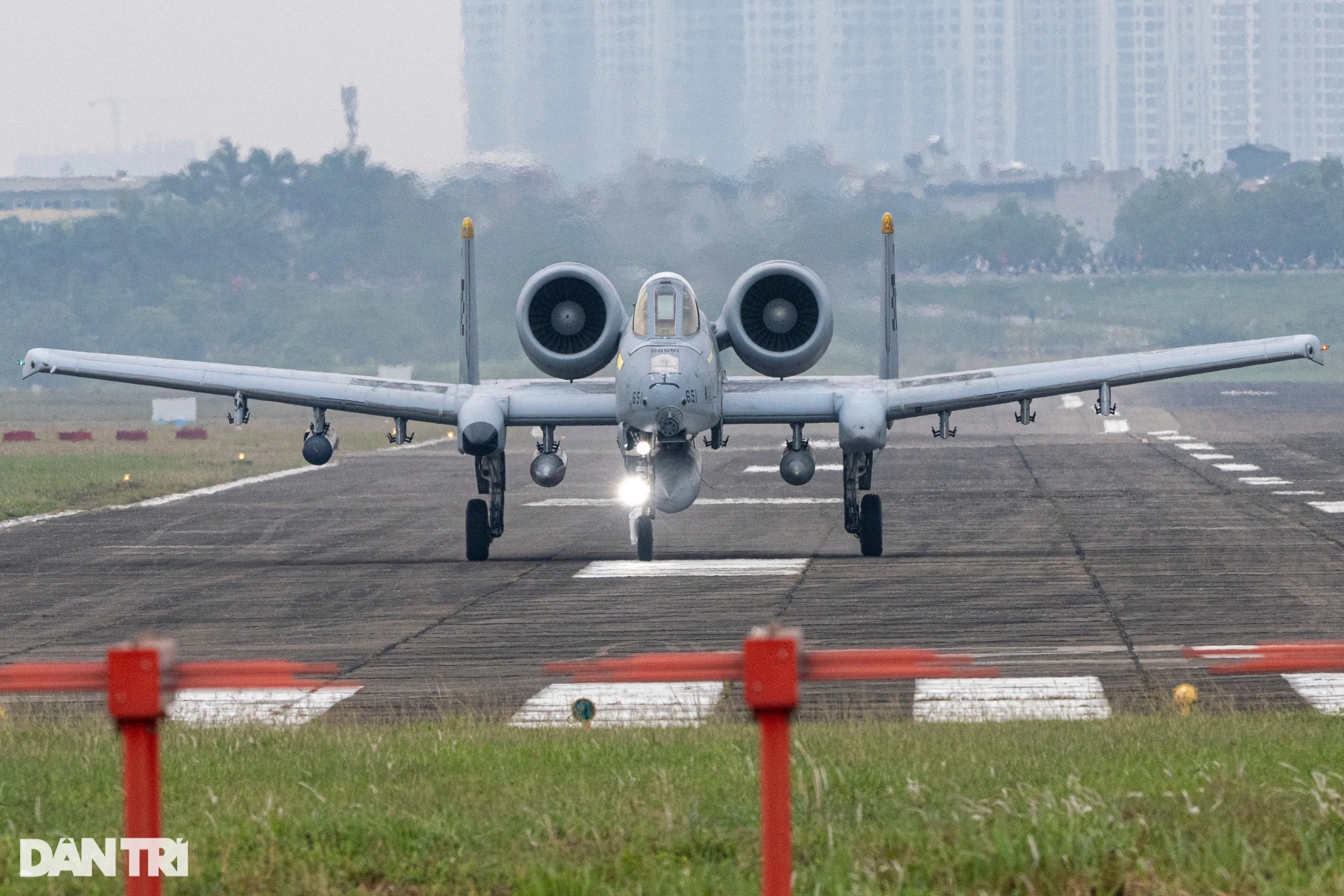 Máy bay cường kích A-10 Thunderbolt II của Mỹ hạ cánh xuống sân bay Gia Lâm