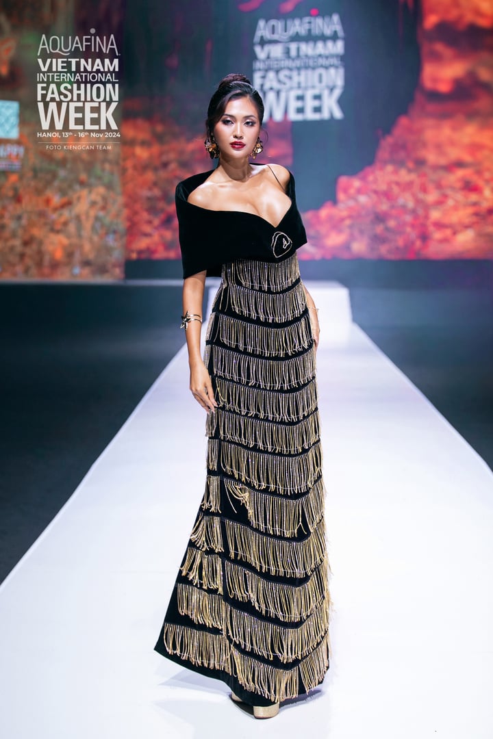 Miss Cosmo 2024 est charmante sur le podium de la Vietnam International Fashion Week - 2