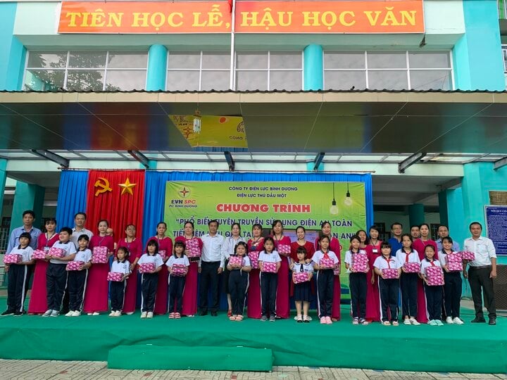 Thu Dau Mot Electricity (Binh Duong) verteilt Geschenke an Schüler, die an außerschulischen Aktivitäten zum Thema Stromsparen in der Schule teilnehmen. (Foto: EVNSPC)