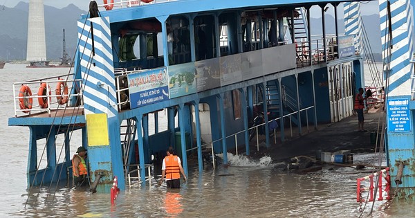 Phà chở khách ra Cát Bà gặp sự cố, nước ngập khoang