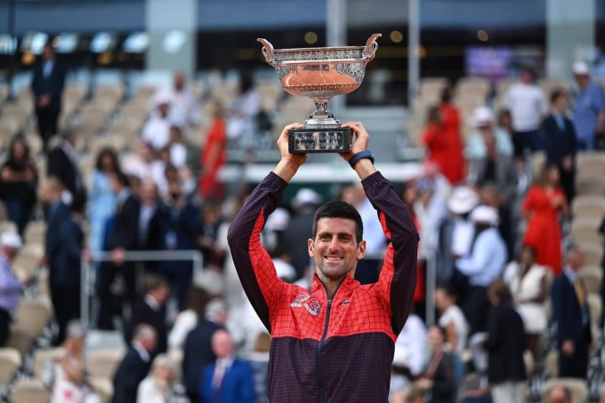 Djokovic a soulevé le trophée des mousquetaires à Roland Garros pour la troisième année. Photo : AP