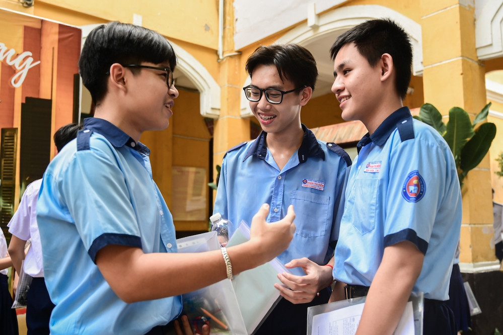 Which school in Ho Chi Minh City has the most students getting 10 points in English in the 10th grade exam in 2024?