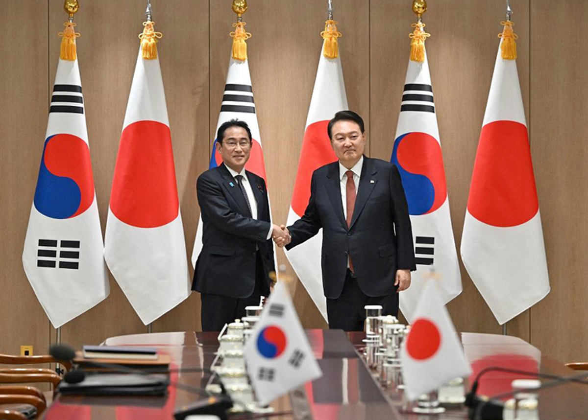 Der japanische Premierminister Fumio Kishida (links) und der südkoreanische Präsident Yoon Suk-yeol bei einem Treffen am 7. Mai.