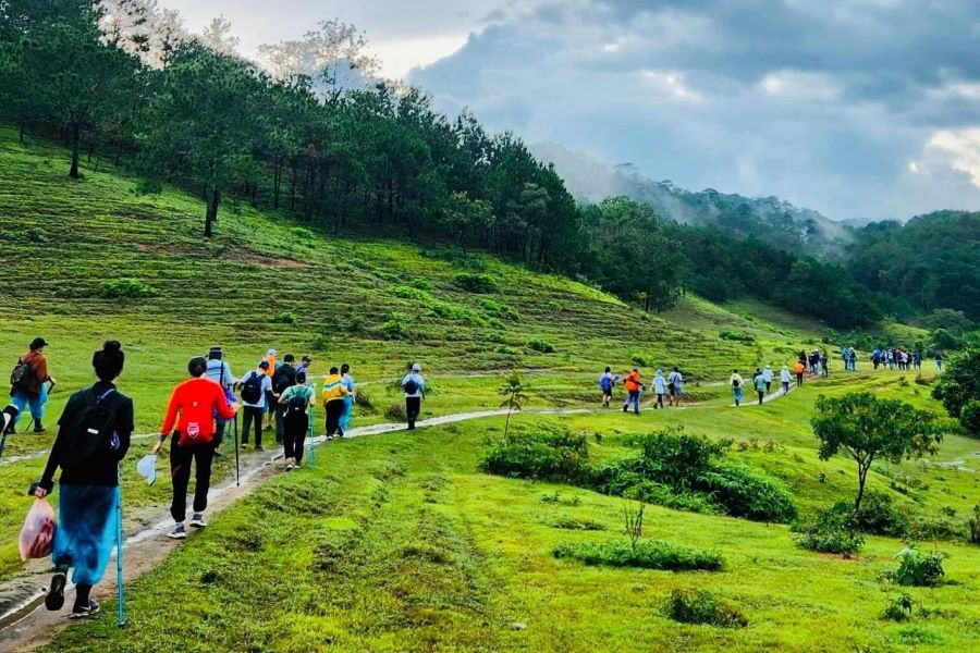 Green grass hills on the trekking route. Photo: Pham Duy