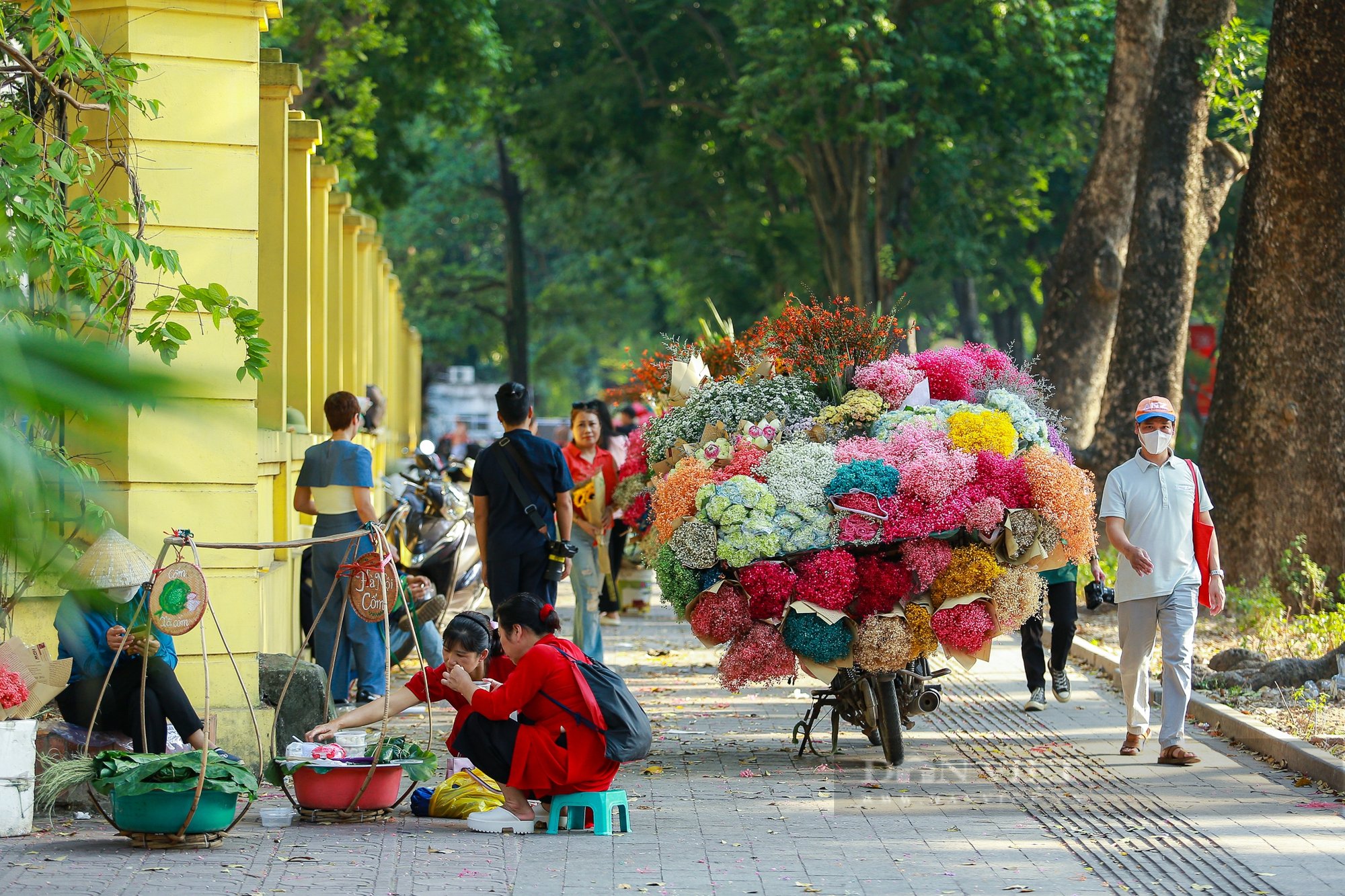 Bất chấp nguy hiểm, nhiều người dân tràn xuống lòng đường Phan Đình Phùng để chụp ảnh - Ảnh 11.