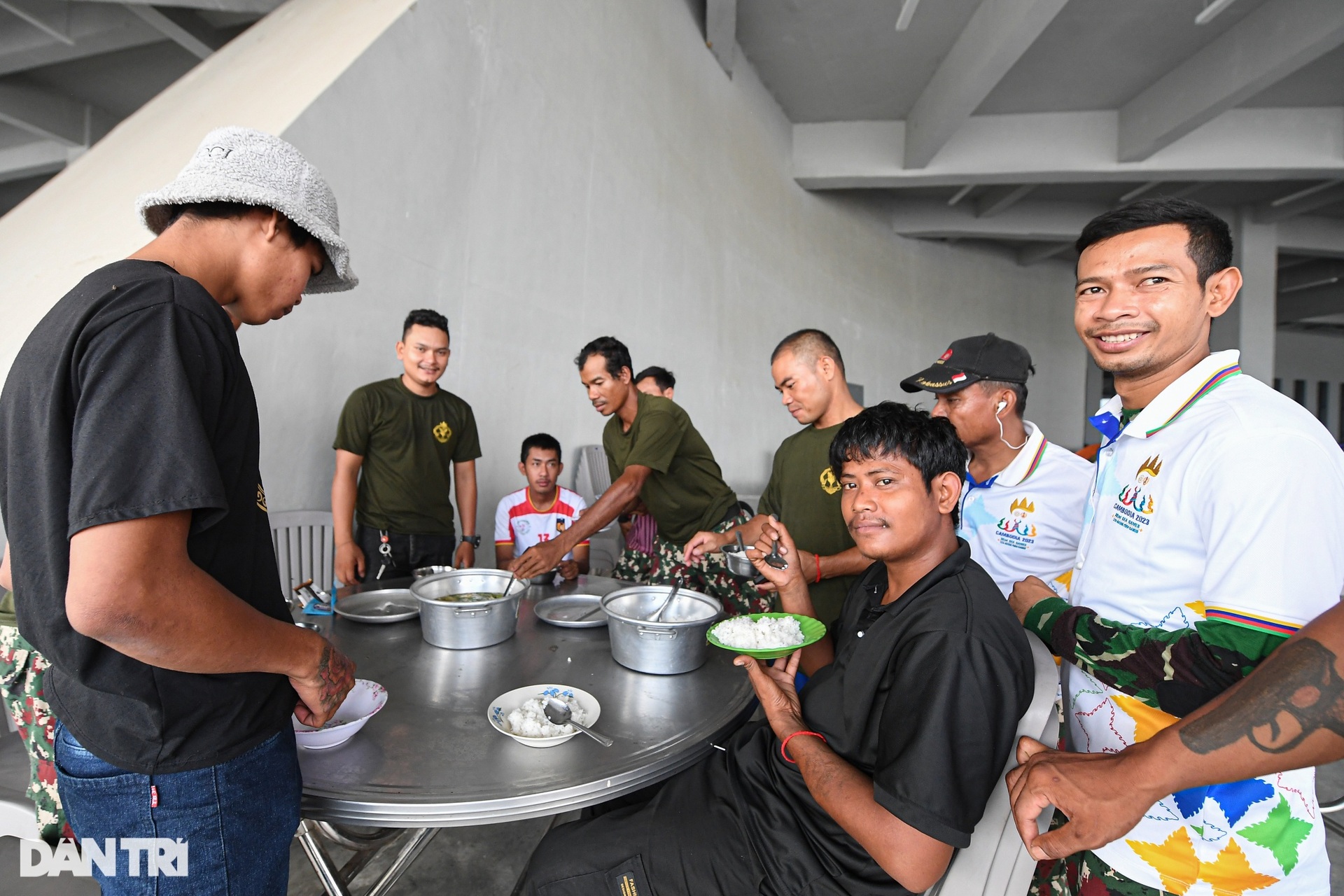 Công nhân Campuchia dựng lều, ăn ngủ dưới SVĐ triệu đô phục vụ SEA Games 32 - 8