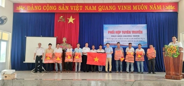 Giving national flags and life jackets to fishermen who regularly operate in Hoang Sa and Truong Sa