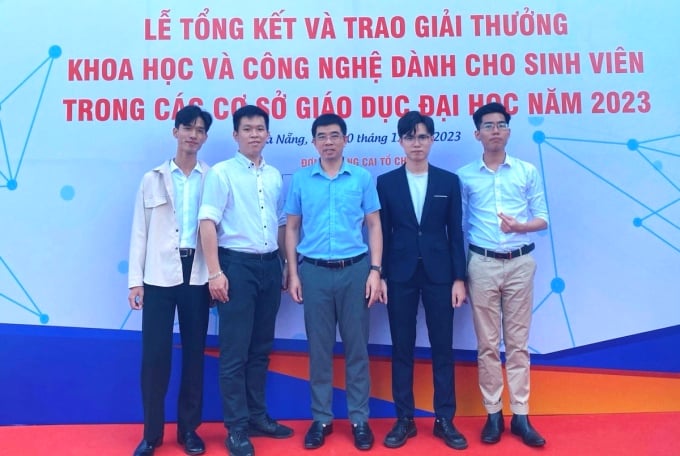 Son fils (deuxième à partir de la droite) lors de la cérémonie de remise des prix scientifiques et technologiques aux étudiants en novembre. Photo : Personnage fourni