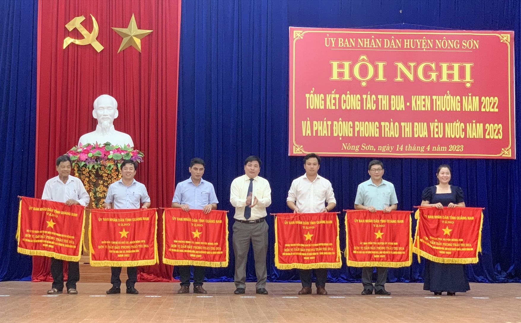 District leaders awarded emulation flags of the Provincial People's Committee to the collectives. Photo: M.THONG-T.LE