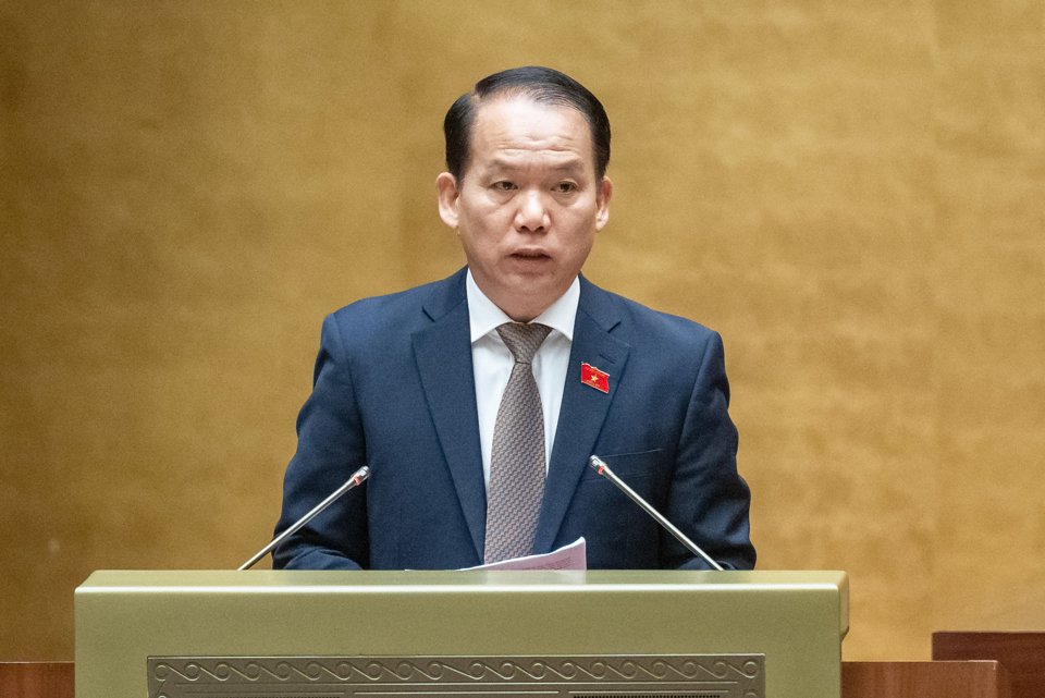 El presidente del Comité Jurídico, Hoang Thanh Tung, dio una explicación en la reunión. Foto: Quochoi.vn