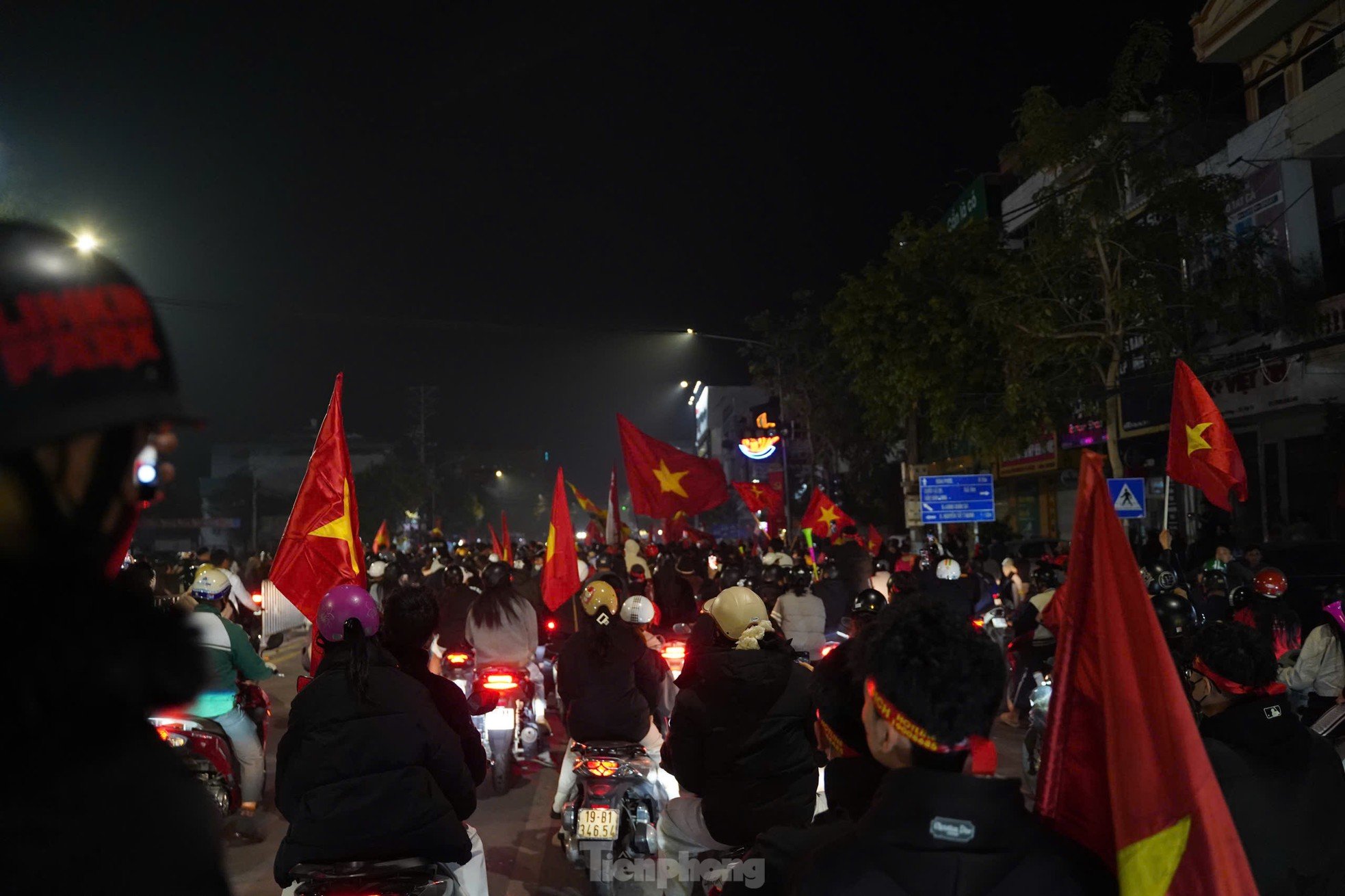 Viet Tri people stay up all night to celebrate Vietnam team entering the finals photo 1