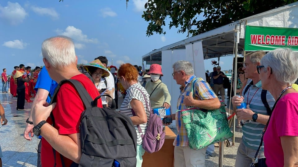 Buenas señales de los visitantes internacionales a Phu Quoc El país y la localidad afirman cada vez más su posición en los corazones de los turistas internacionales. (Foto: Huu Tuan)