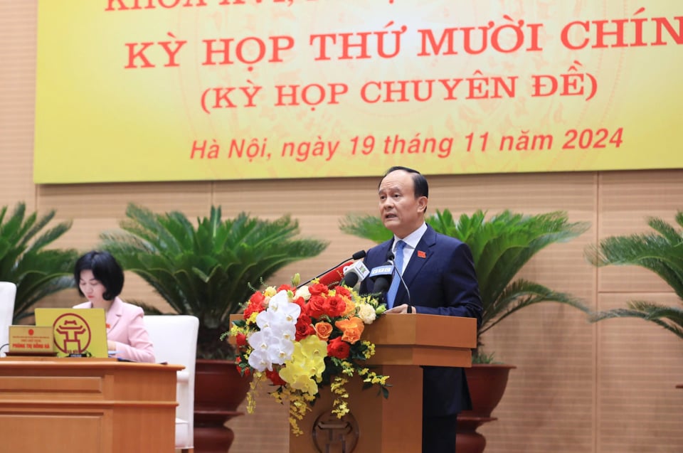 Chairman of Hanoi People's Council Nguyen Ngoc Tuan delivered the opening speech of the session.